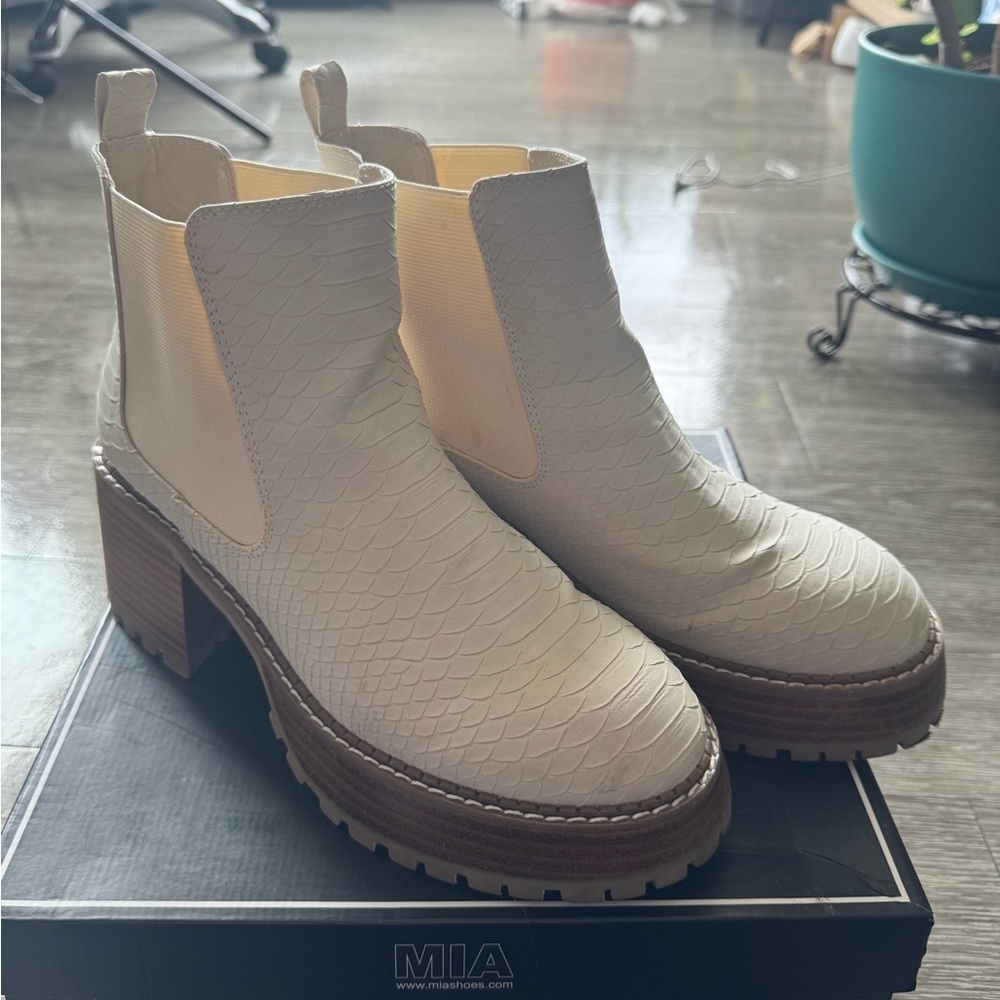 MIA Women's Off-White Textured Ankle Booties